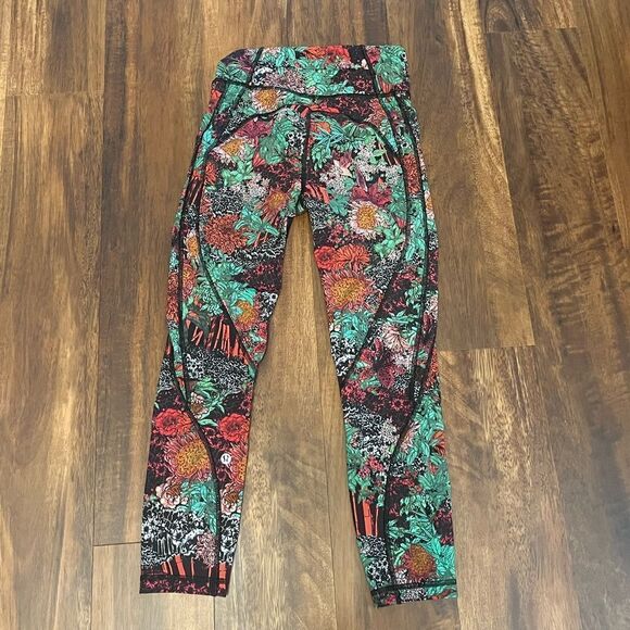 Lululemon  Time To Sweat Cropped Pant Zen Garden Multi Floral Print 4 - Picture 4 of 4